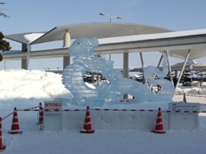 旭川空港、氷像