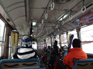 バスの中、普通の路線バスです。